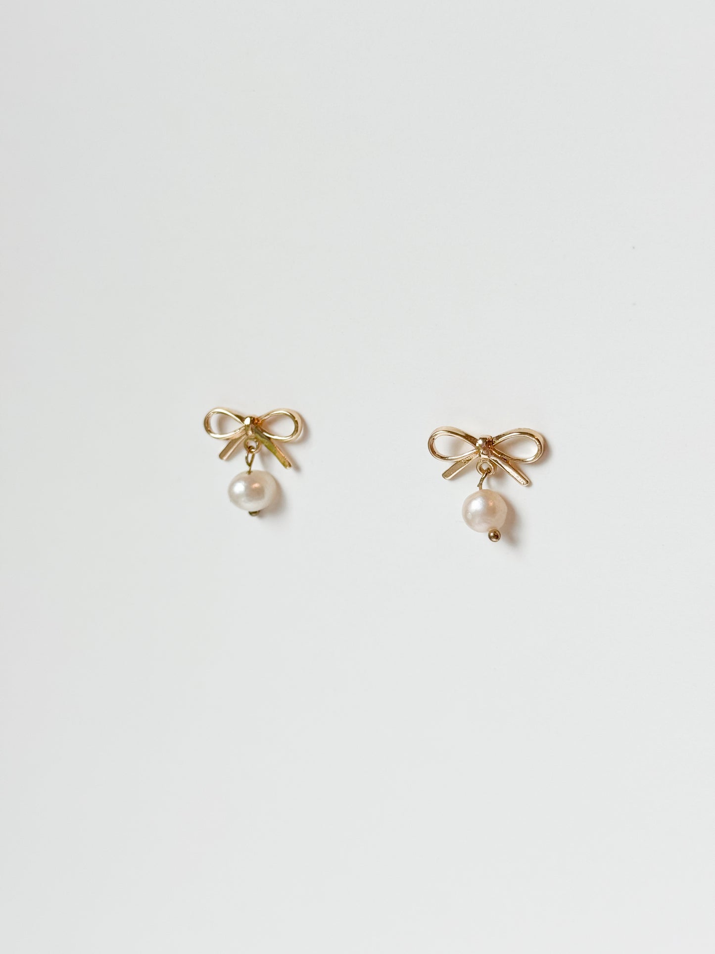 Bow stud + Pearl