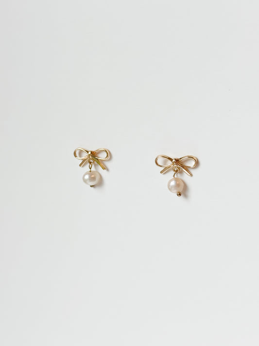 Bow stud + Pearl